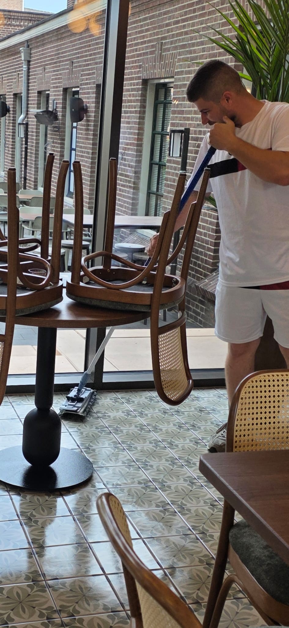 Mo, oprichter van FRSHLINE Schoonmaak, aan het werk in een restaurant